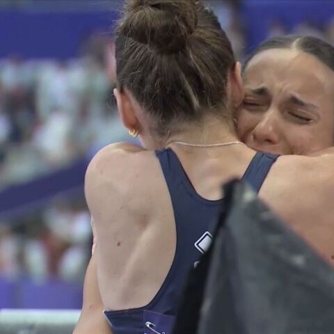 Η Εμμανουηλίδου ξεσπά σε κλάματα στη θερμή αγκαλιά της Φωτοπούλου μετά την πρόκριση στον ημιτελικό των 200μ