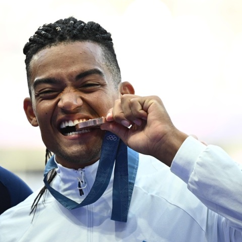 Εμμανουήλ Καραλής: Η στιγμή της απονομής του ιστορικού χάλκινου μεταλλίου 