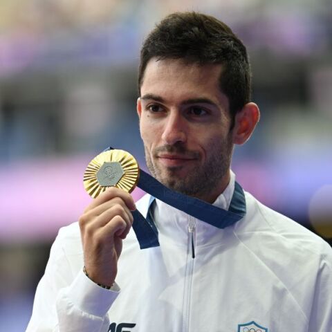 Ο Μίλτος Τεντόγλου με το χρυσό μετάλλιο