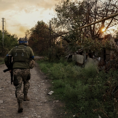 ουκρανος στρατιωτης τρεχει μεσα σε δασος