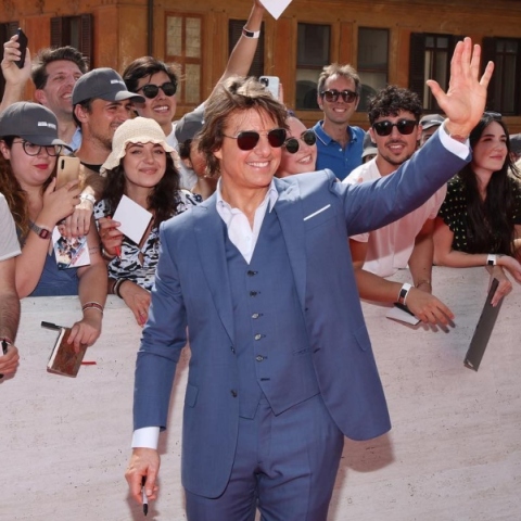 o Τομ Κρουζ αναμεσα απο θαυμαστες