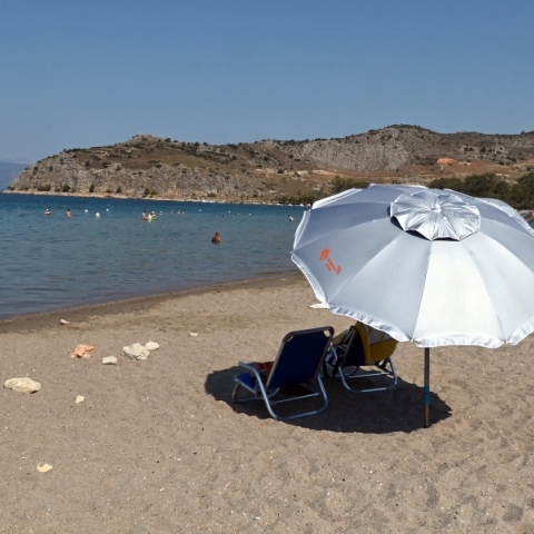 παραλια, θαλασσα, ομπρελα