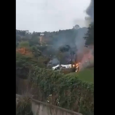 συντριμμια απο πτωση αεροπλάνου σε δασος