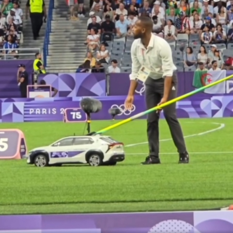 ανδρας τοποθετει ακοντιο σε μινι αυτοκινητο