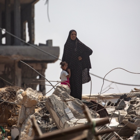 κατοικοι Γαζας σε ερείπια