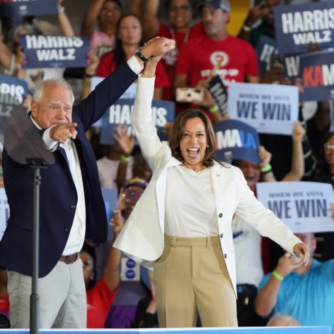 καμαλα χαρις και τιμ γουολζ