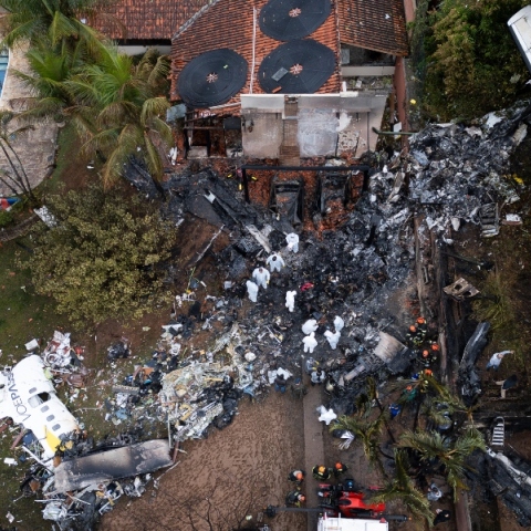 συντριμμια απο πτωση αεροπλάνου σε δασος