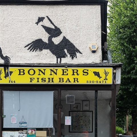 Δύο πελεκάνοι αποτελούν το πέμπτο έργο του Basksy μέσα σε μια εβδομάδα στο Λονδίνο