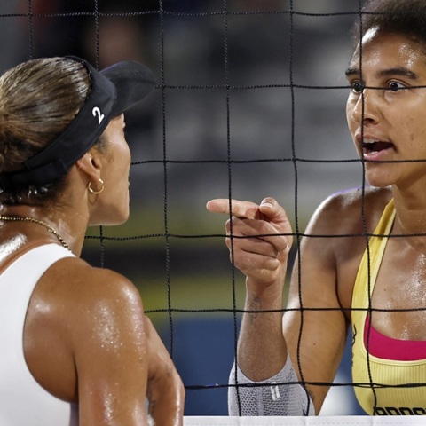 Η στιγμή που ο DJ στον τελικό του beach volley γυναικών στο Παρίσι βάζει το «Imagine» μετά από καυγά