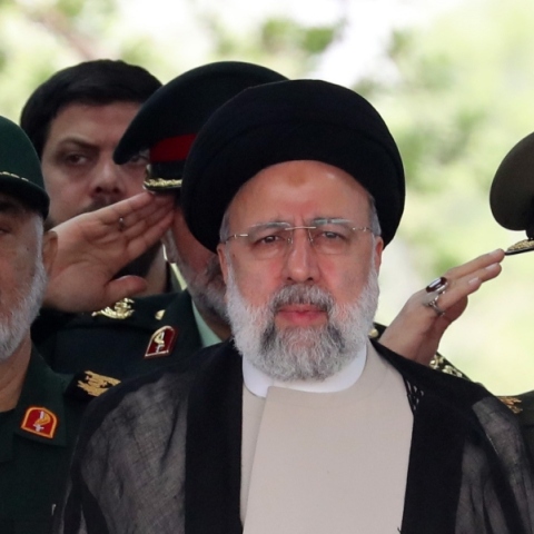 Ο Ιρανός Πρόεδρος Εμπραχίμ Ραϊσί μαζί με ιρανούς στρατηγούς 