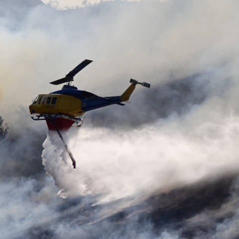ελικοπτερο πυροσβεστικης ριχνει νερο