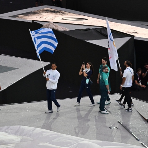 Η είσοδος του Καραλή και της Πλατανιώτη με την Ελληνική σημαία στην τελετή λήξης των Ολυμπιακών Αγώνων