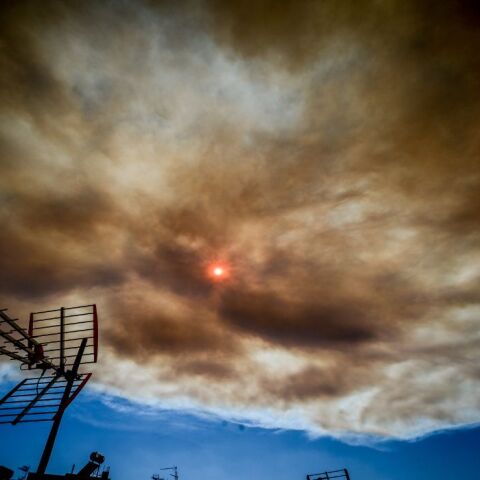 ΣΚΟΤΕΙΝΙΑΣΕ Ο ΟΥΡΑΝΟΣ ΤΗΣ ΑΤΤΙΚΗΣ ΚΑΘΩΣ Ο ΒΟΡΕΙΟΣ ΑΝΕΜΟΣ ΦΕΡΝΕΙ ΠΥΚΝΟ ΚΑΠΝΟ ΑΠΟ ΤΗΝ ΠΥΡΚΑΓΙΑ ΣΤΟΝ ΒΑΡΝΑΒΑ