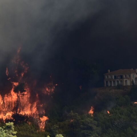 Ξεπερνούν τα 25 μέτρα οι φλόγες στον Βαρνάβα - Κατευθύνεται προς Μαραθώνα