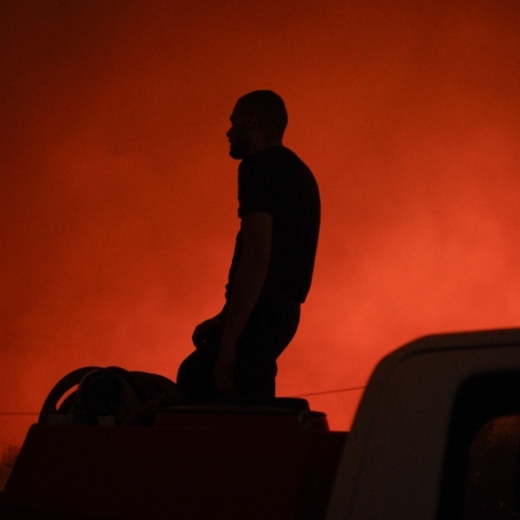 ανδρας πανω σε πυροσβεστικο οχημα