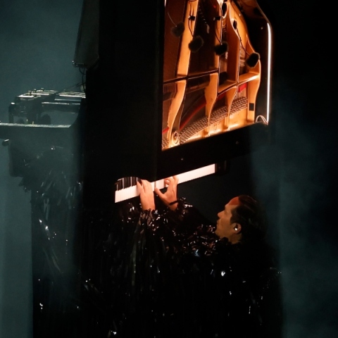 Ο «αιωρούμενος» πιανίστας Αλέιν Ροσέ στην Τελετή Λήξης των Ολυμπιακών Αγώνων