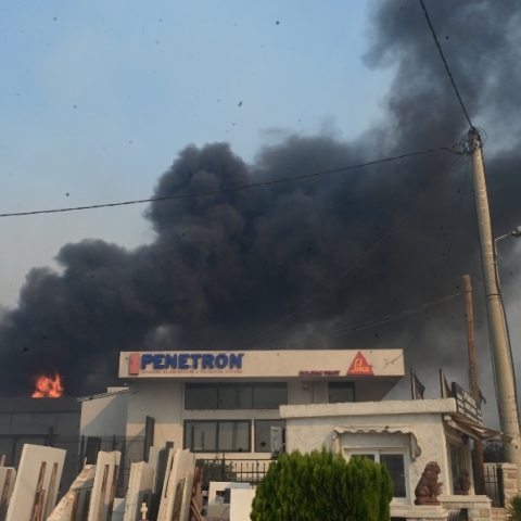 εργοστασι καιγεται, καπνοι