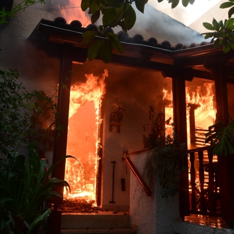 φλεγομενο σπιτι