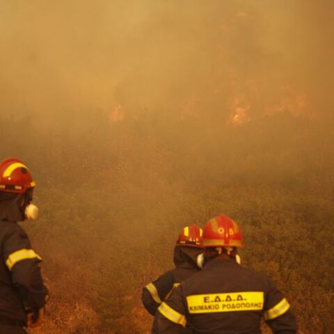 Ανεξέλεγκτη η φωτιά στην Ανατολική Αττική