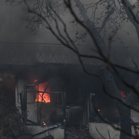 Σπίτια παραδόθηκαν στις φλόγες 
