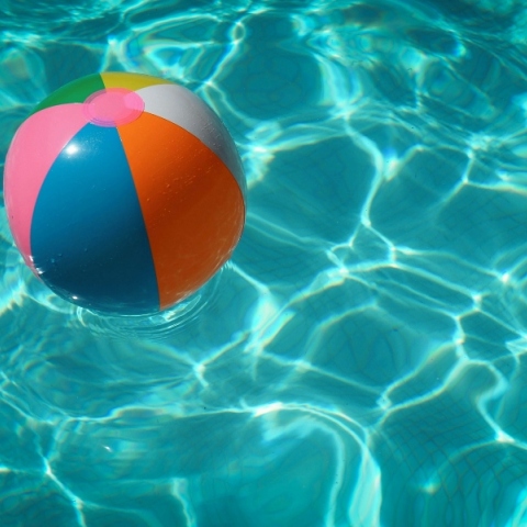 μπαλα επιπλεει στο νερο