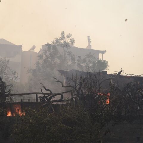 Φωτιά στην Αττική: Μήνυμα του 112 για Διόνυσο – Απομάκρυνση προς Κηφισιά