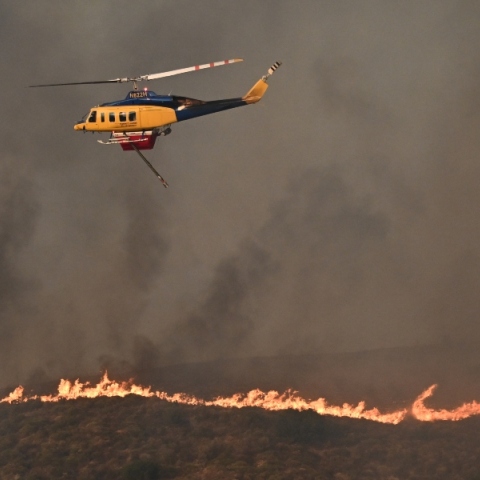 ελικοπτερο πυροσβεστικης ριχνει νερο