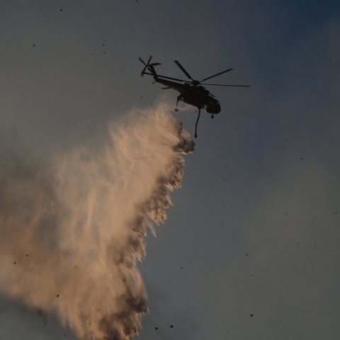 ελικοπτερο πυροσβεστικης ριχνει νερο