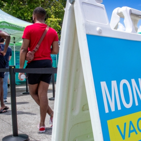 ατομα περιμενουν στην ουρα για να εμβολιασθουν