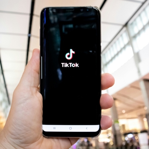 χερι κραταει κινητο