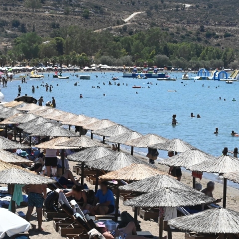 παραλια, ξαπλωστρες, ομπρελες