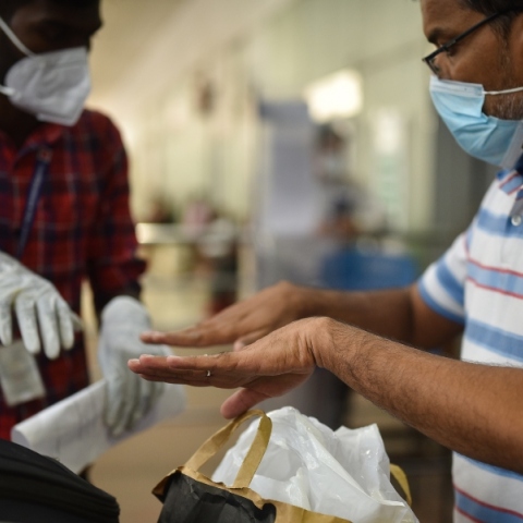 γιατρος εξεταζει επιβατη