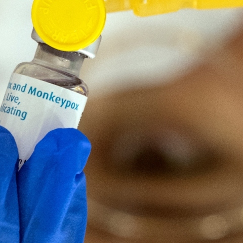 γιατρος κραταει φυαλιδιο