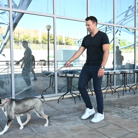 Ο Στέφανος Κασσελάκης βγαζει βολτα σκυλο