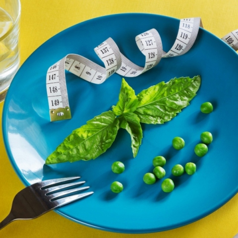 πιατο, πηρουνι, ποτηρι, λαχανικα