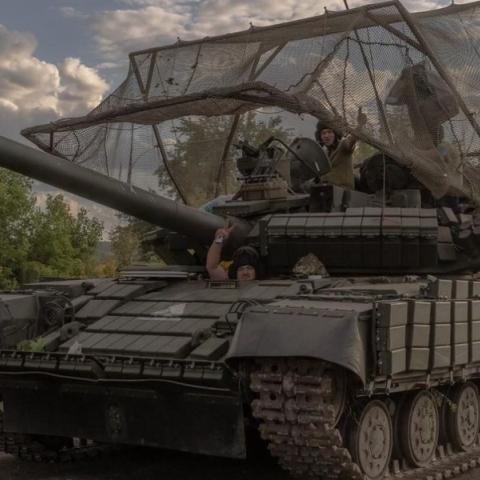 ουκρανικο τανκ με στρατιωτες