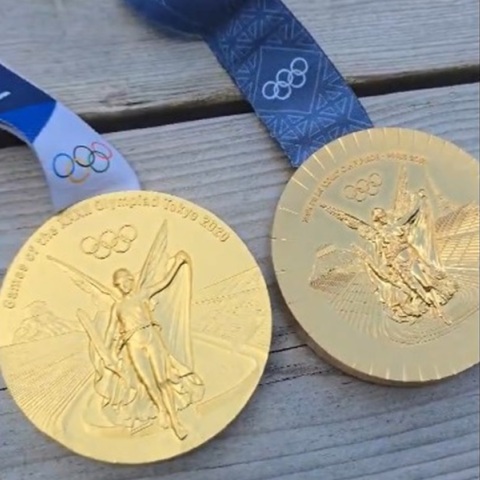 «Είναι και τα δύο χρυσά;» - Viral video Ολυμπιονίκη που συγκρίνει τα μετάλλια από Τόκιο και Παρίσι