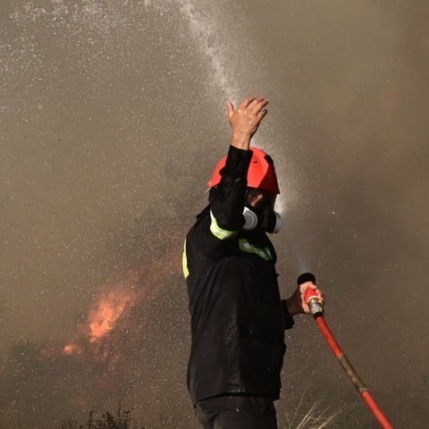 Φωτιά τώρα στον Μαραθώνα - Σηκώθηκαν εναέρια μέσα