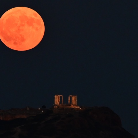 Μάγεψε η πανσέληνος του Αυγούστου: Το φεγγάρι του Οξύρρυγχου φώτισε τον ουρανό