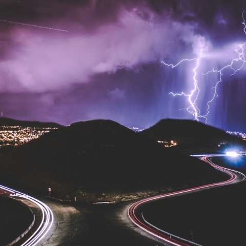 κεραυνος πανω απο πολη και λοφο