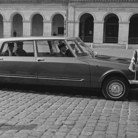 O Σαρλ ντε Γκωλ χαιρετά μέσα από το προεδρικό Citroen (1969)