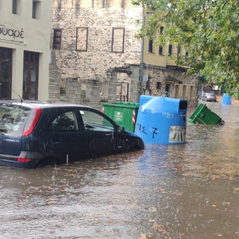 πλημμυρισμενοι δρομοι, αμαξι, σπιτια, νερο