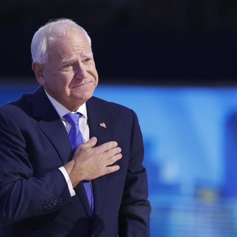 Ο «προπονητής» Τιμ Γουόλζ αποδέχθηκε το χρίσμα για την αντιπροεδρία των ΗΠΑ