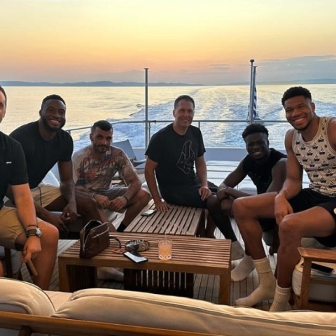  ο Γιάννης Αντετοκούνμπο με τα αδέλφια