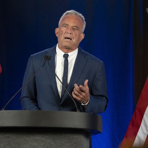 Κένεντι Τζούνιορ: Ανέστειλε την εκστρατεία του και στηρίζει Τραμπ