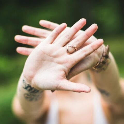 Ένα ποτήρι νερό την εβδομάδα και ένα σνακ: βίαζαν και άφηναν νηστικό ανήλικο κορίτσι