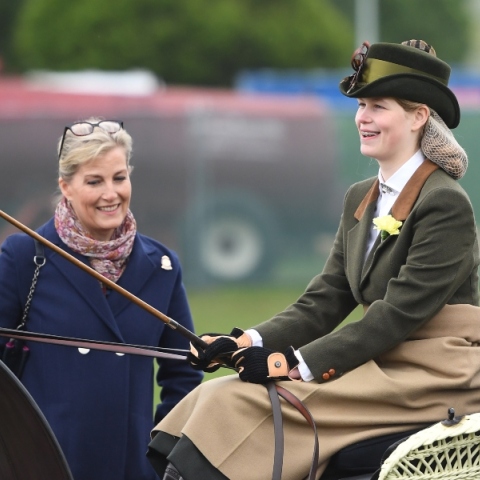 Στα χνάρια της βασίλισσας Ελισάβετ, η ανιψιά του Καρόλου - Θέλει να υπηρετήσει στον βρετανικό στρατό