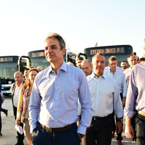 Eπίσκεψη Μητσοτάκη στο αμαξοστάσιο της ΟΣΥ - Στους δρόμους 30 νέα λεωφορεία