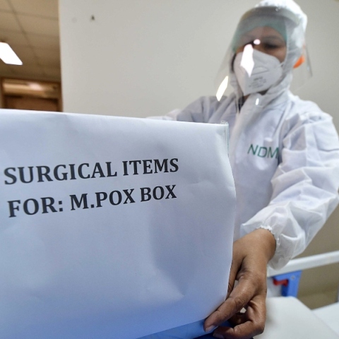 γιατρος εμβολιαζει ασθενη