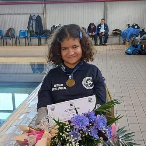 Αρετή Αραβέλα: Ξεκίνησε το κολύμπι για να βελτιωθεί κινητικά και τώρα είναι στους Παραολυμπιακούς